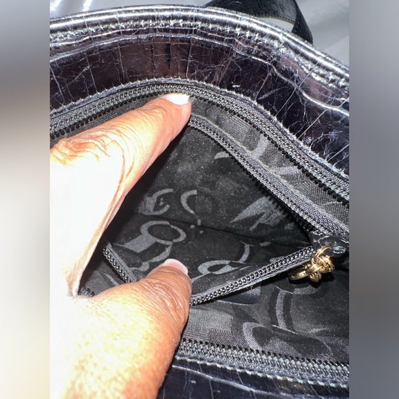 Salvatore Ferragamo Vara Croc Embossed Shoulder Bag - Picture 3 of 16